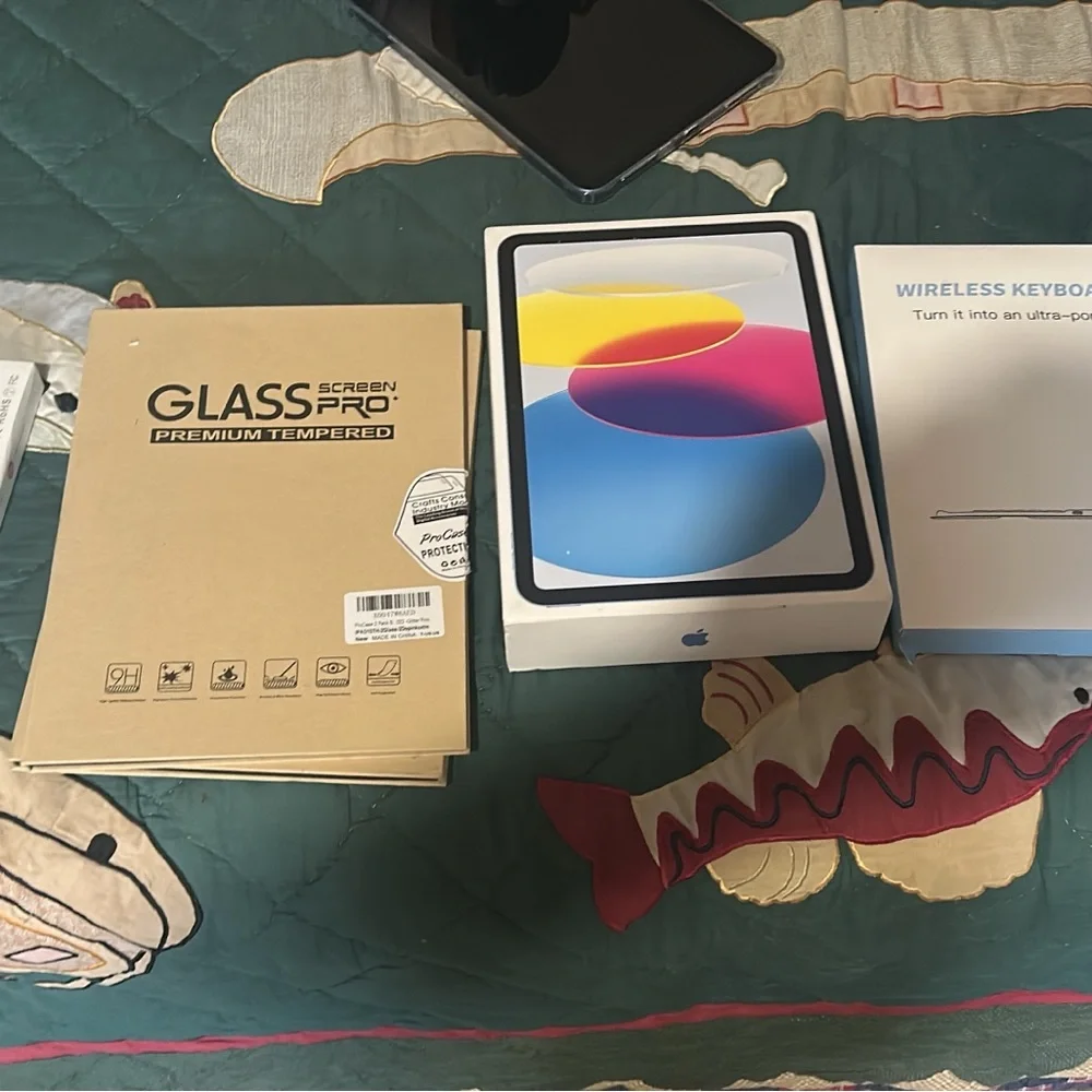 10 generation brand new Apple iPad Stylus Pen and Wireless Keyboard Set